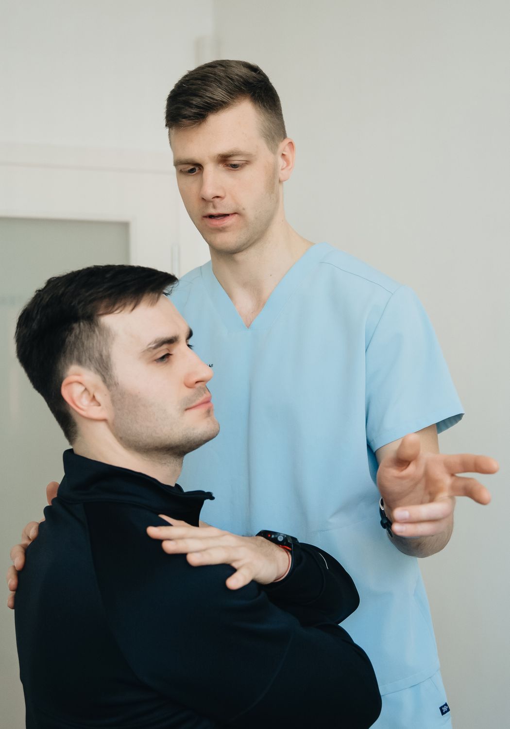 Terapeuta pracuje nad napiętą tkanką barku pacjenta