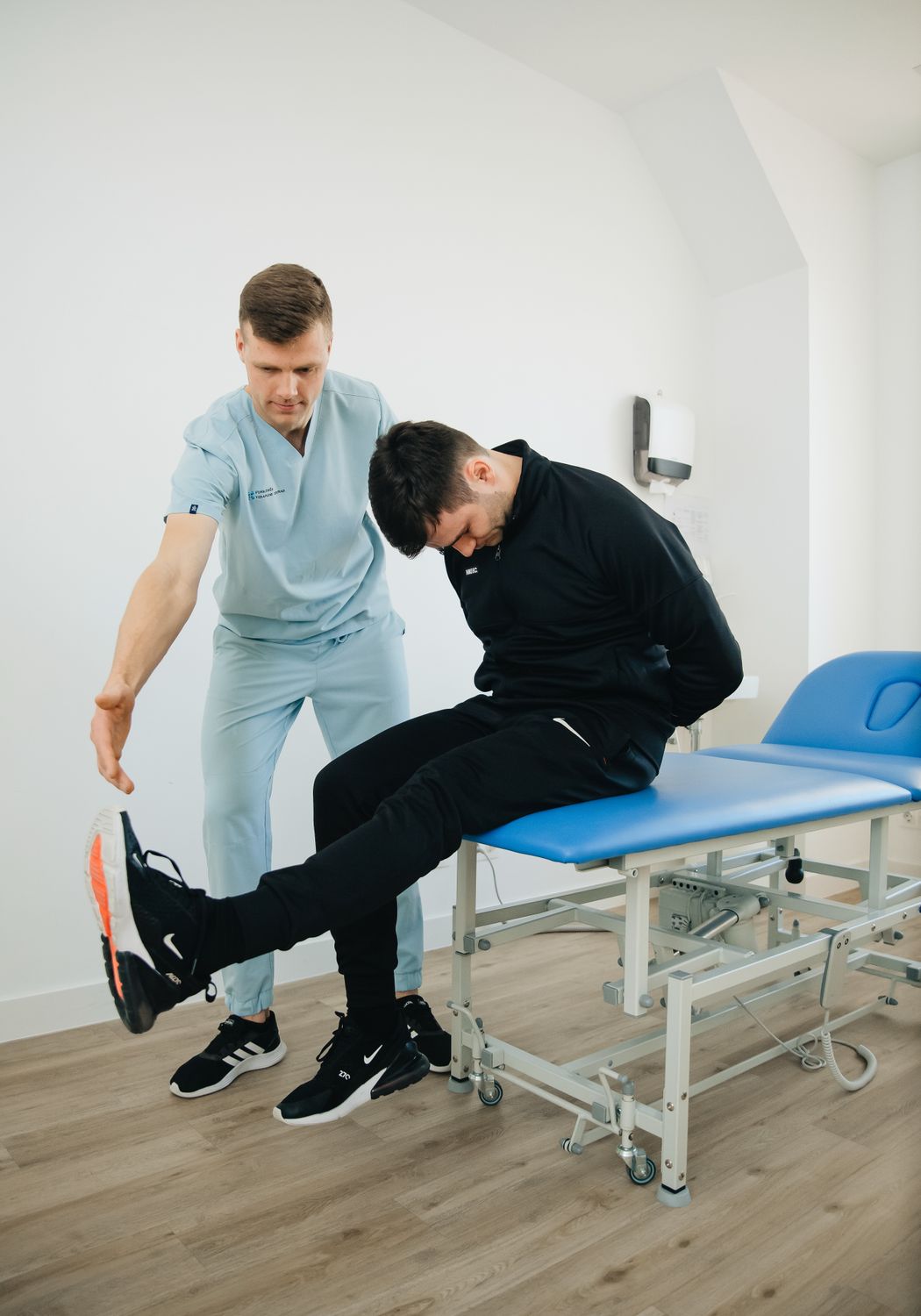 Terapia manualna — praca rękami na ciele pacjenta